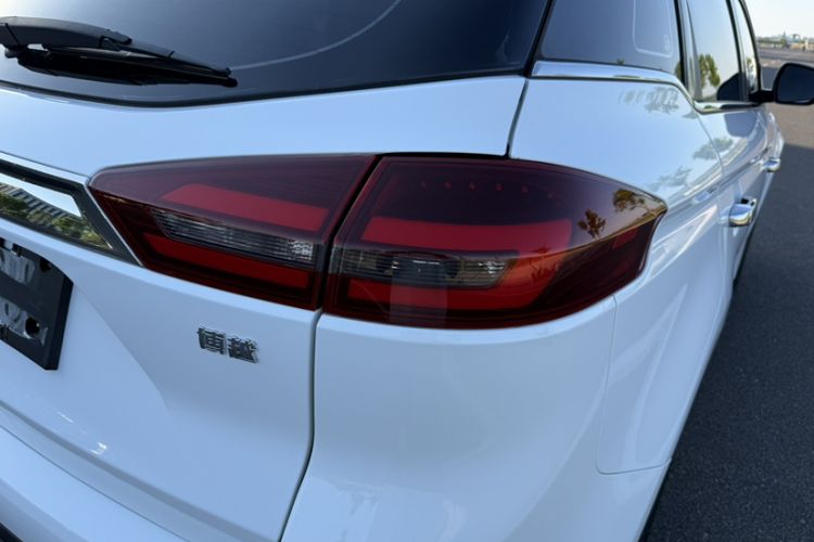 Used Geely Auto Emgrand X7 Sport 2018 1.8TD Automatic Two-Wheel Drive Zhiya Model Exterior 9