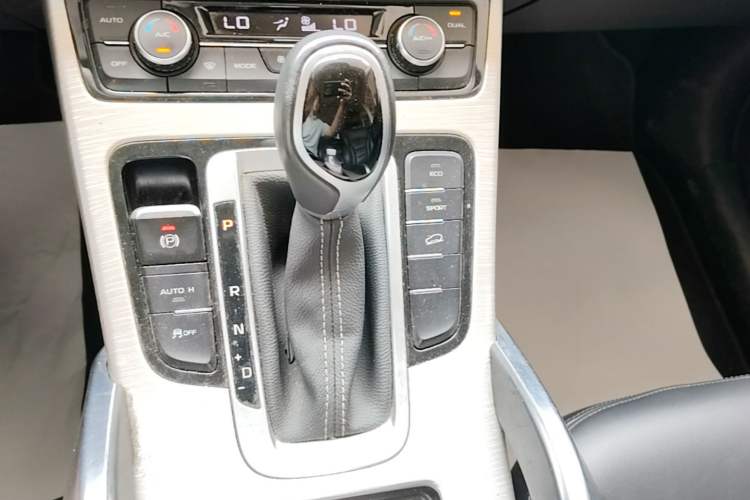 Used Geely Auto Emgrand X7 Sport 2018 1.8TD Automatic Two-Wheel Drive Zhiya Model Gear Lever