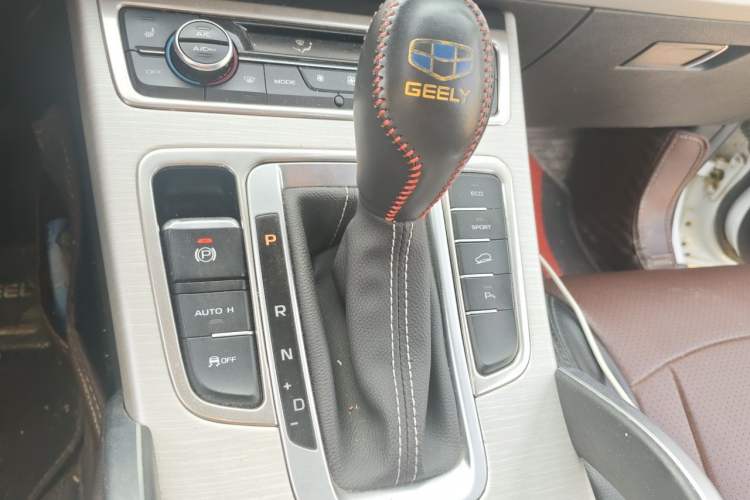 Used Geely Auto Emgrand X7 Sport 2018 1.8TD Automatic Two-Wheel Drive Smart Connect 4G Internet Edition Gear Lever