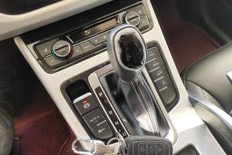 Used Geely Auto Emgrand X7 Sport 2018 1.8TD Automatic Two-Wheel Drive Smart 4G Connected Version Gear Lever