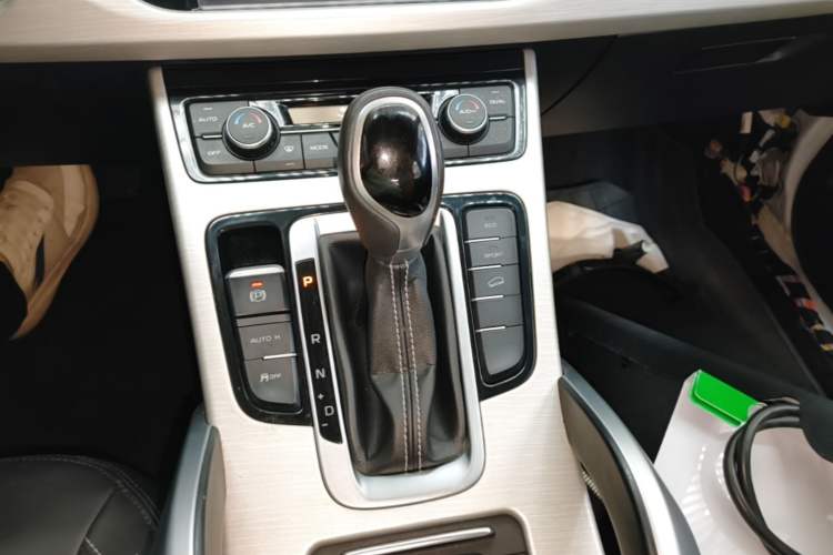 Used Geely Auto Emgrand X7 Sport 2018 1.8TD Automatic Two-Wheel Drive Zhiya Model Gear Lever