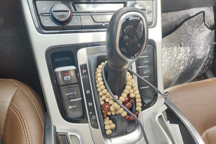 Used Geely Auto Emgrand X7 Sport 2018 1.8TD Automatic Two-Wheel Drive ZhiZun Model with 4G Connectivity Gear Lever