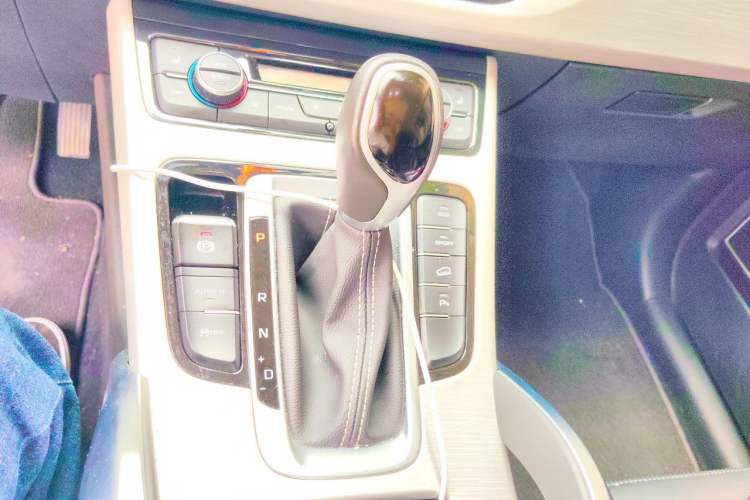Used Geely Auto Emgrand X7 Sport 2018 1.8TD Automatic Two-Wheel Drive Smart Connect 4G Internet Edition Gear Lever