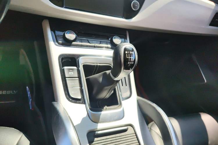 Used Geely Auto Emgrand X7 Sport 2018 2.0L Manual Two-Wheel Drive Zhiya Version Gear Lever