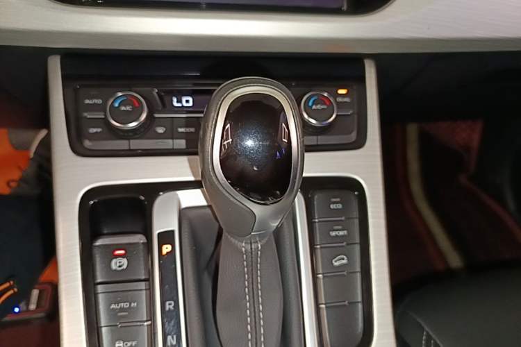 Used Geely Auto Emgrand X7 Sport 2018 1.8TD Automatic Two-Wheel Drive Zhiya Model Gear Lever