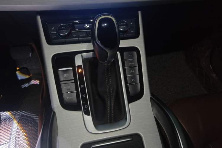 Used Geely Auto Emgrand X7 Sport 2018 1.8TD Automatic Two-Wheel Drive ZhiZun Model with 4G Connectivity Gear Lever