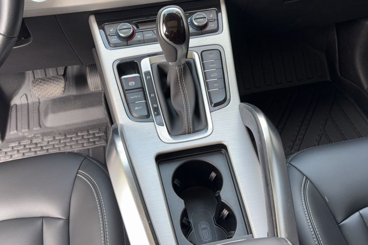 Used Geely Auto Emgrand X7 Sport 2018 1.8TD Automatic Two-Wheel Drive Smart Connect 4G Internet Edition Gear Lever