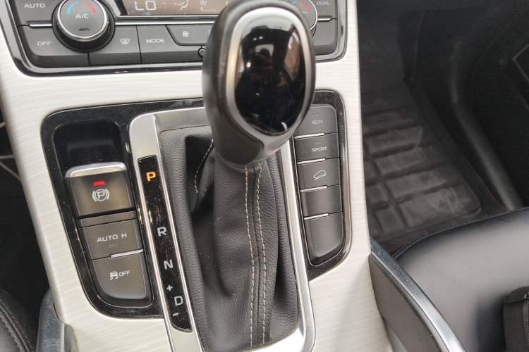 Used Geely Auto Emgrand X7 Sport 2018 1.8TD Automatic Two-Wheel Drive Zhiya Model Gear Lever