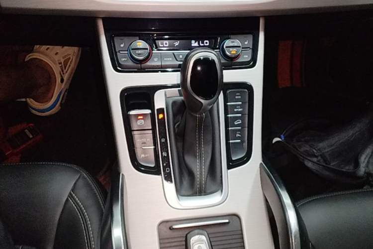 Used Geely Auto Emgrand X7 Sport 2018 1.8TD Automatic Two-Wheel Drive Smart Connect 4G Internet Edition Gear Lever