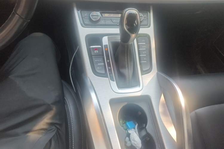 Used Geely Auto Emgrand X7 Sport 2018 1.8TD Automatic Two-Wheel Drive Smart Connect 4G Internet Edition Gear Lever