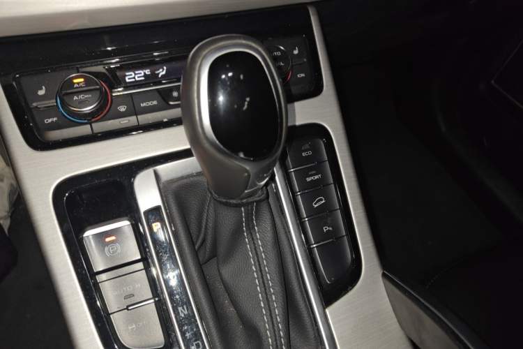 Used Geely Auto Emgrand X7 Sport 2018 1.8TD Automatic Two-Wheel Drive Smart Connect 4G Internet Edition Gear Lever