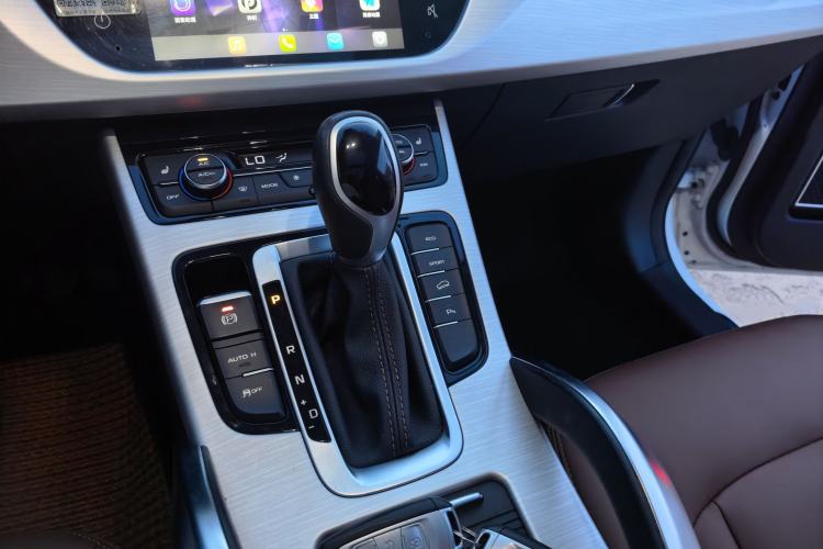 Used Geely Auto Emgrand X7 Sport 2018 1.8TD Automatic Two-Wheel Drive ZhiZun Model with 4G Connectivity Gear Lever