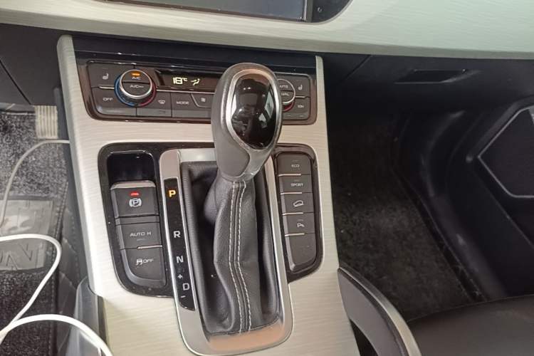 Used Geely Auto Emgrand X7 Sport 2018 1.8TD Automatic Two-Wheel Drive Smart Connect 4G Internet Edition Gear Lever