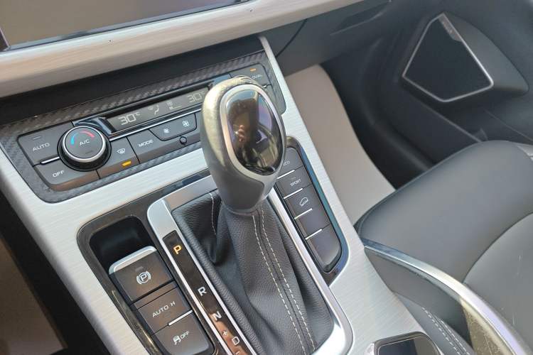 Used Geely Auto Emgrand X7 Sport 2018 1.8TD Automatic Two-Wheel Drive Zhiya Model Gear Lever