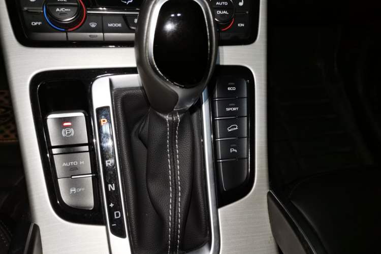Used Geely Auto Emgrand X7 Sport 2018 Revised Version 1.8TD Automatic Two-Wheel Drive Smart 4G Connectivity Edition Gear Lever