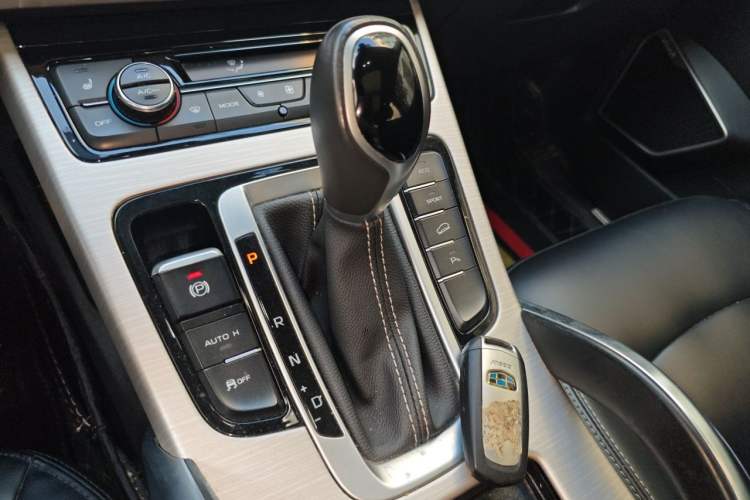 Used Geely Auto Emgrand X7 Sport 2018 1.8TD Automatic Two-Wheel Drive Smart 4G Connected Version Gear Lever