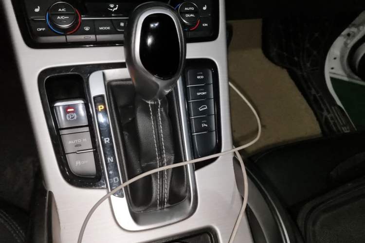 Used Geely Auto Emgrand X7 Sport 2018 1.8TD Automatic Two-Wheel Drive Smart Connect 4G Internet Edition Gear Lever