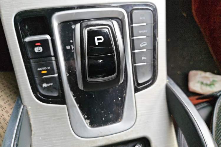 Used Geely Auto Emgrand X7 Sport 2018 1.8TD Automatic Two-Wheel Drive Smart Connect 4G Internet Edition Gear Lever