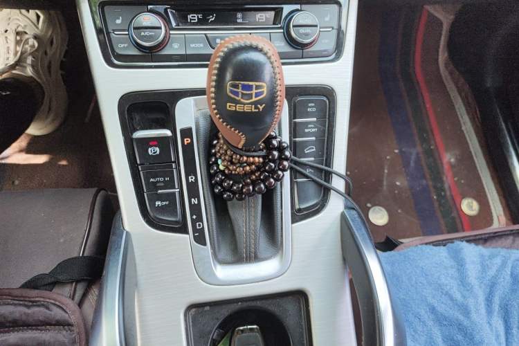 Used Geely Auto Emgrand X7 Sport 2018 1.8TD Automatic Two-Wheel Drive ZhiZun Model with 4G Connectivity Gear Lever