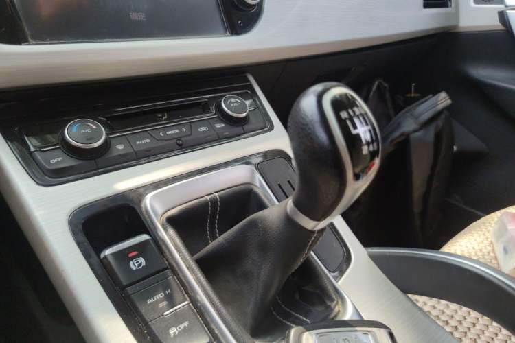 Used Geely Auto Emgrand X7 Sport 2018 2.0L Manual Two-Wheel Drive Zhiya Version Gear Lever