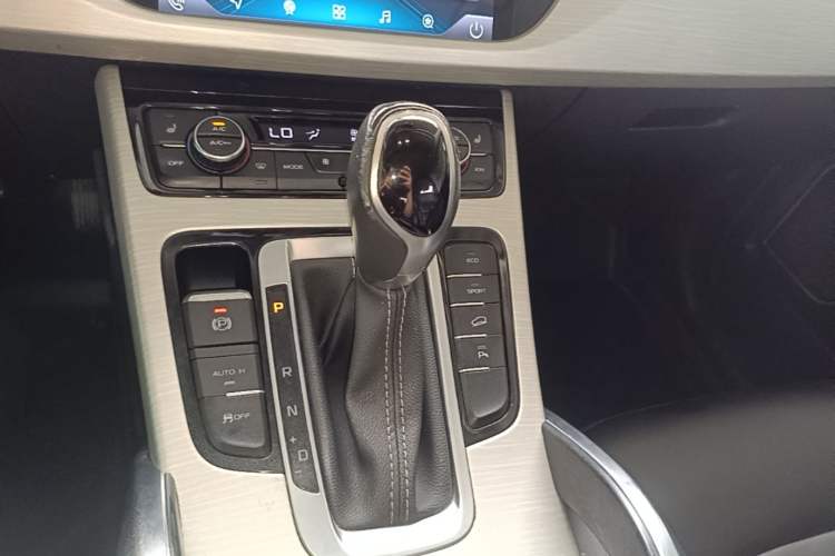 Used Geely Auto Emgrand X7 Sport 2018 1.8TD Automatic Two-Wheel Drive Smart Connect 4G Internet Edition Gear Lever