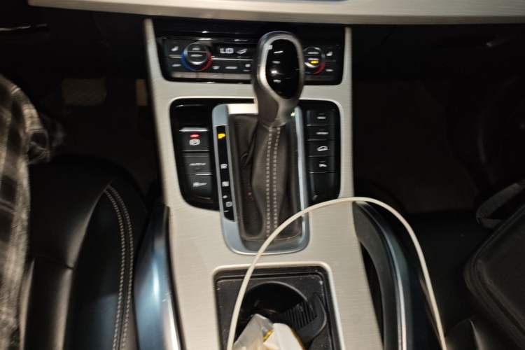 Used Geely Auto Emgrand X7 Sport 2018 1.8TD Automatic Two-Wheel Drive Smart Connect 4G Internet Edition Gear Lever