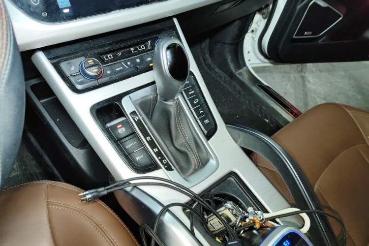 Used Geely Auto Emgrand X7 Sport 2018 1.8TD Automatic All-Wheel-Drive ZhiZun Model with 4G Connectivity Gear Lever