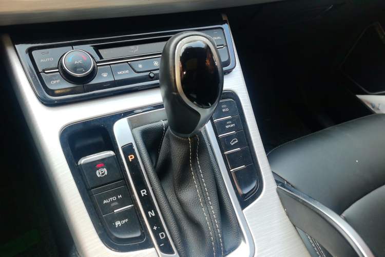 Used Geely Auto Emgrand X7 Sport 2018 1.8TD Automatic Two-Wheel Drive Zhiya Model Gear Lever