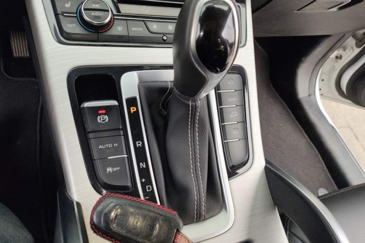 Used Geely Auto Emgrand X7 Sport 2018 1.8TD Automatic Two-Wheel Drive Smart Connect 4G Internet Edition Gear Lever