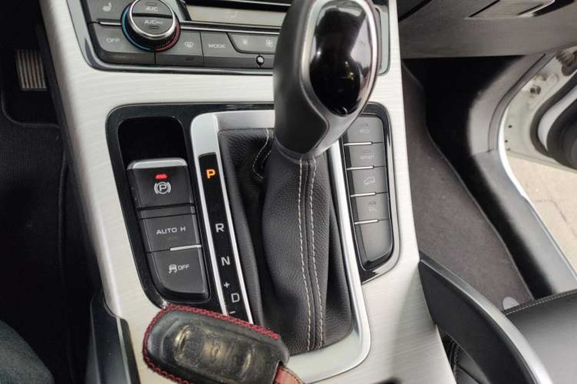 Used Geely Auto Emgrand X7 Sport 2018 1.8TD Automatic Two-Wheel Drive Smart Connect 4G Internet Edition Gear Lever