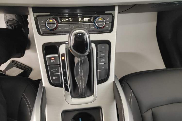 Used Geely Auto Emgrand X7 Sport 2018 1.8TD Automatic Two-Wheel Drive Smart Connect 4G Internet Edition Gear Lever