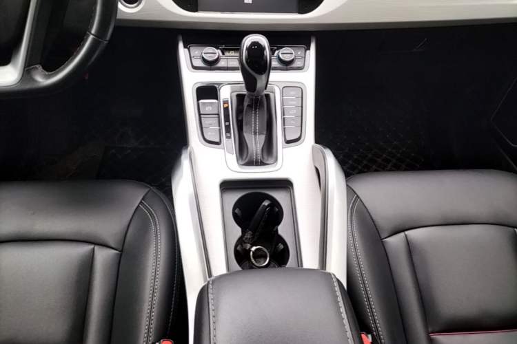 Used Geely Auto Emgrand X7 Sport 2018 1.8TD Automatic Two-Wheel Drive Smart Connect 4G Internet Edition Gear Lever