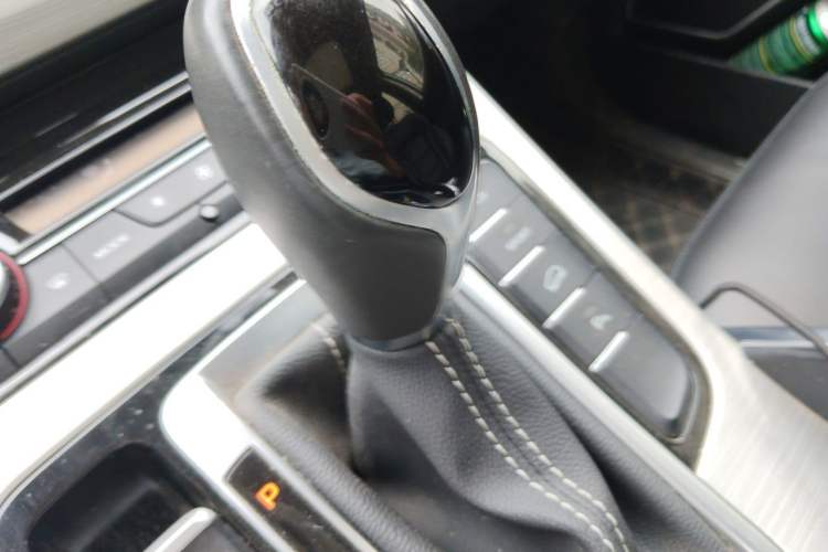 Used Geely Auto Emgrand X7 Sport 2018 1.8TD Automatic Two-Wheel Drive Smart Connect 4G Internet Edition Gear Lever