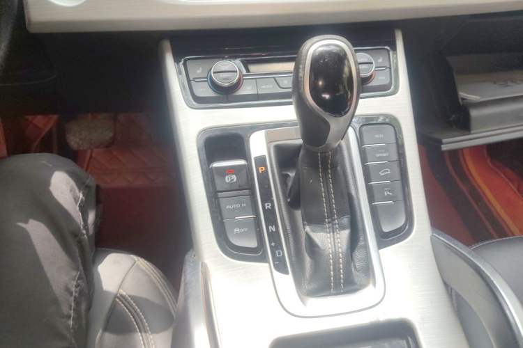 Used Geely Auto Emgrand X7 Sport 2018 1.8TD Automatic Two-Wheel Drive Smart Connect 4G Internet Edition Gear Lever