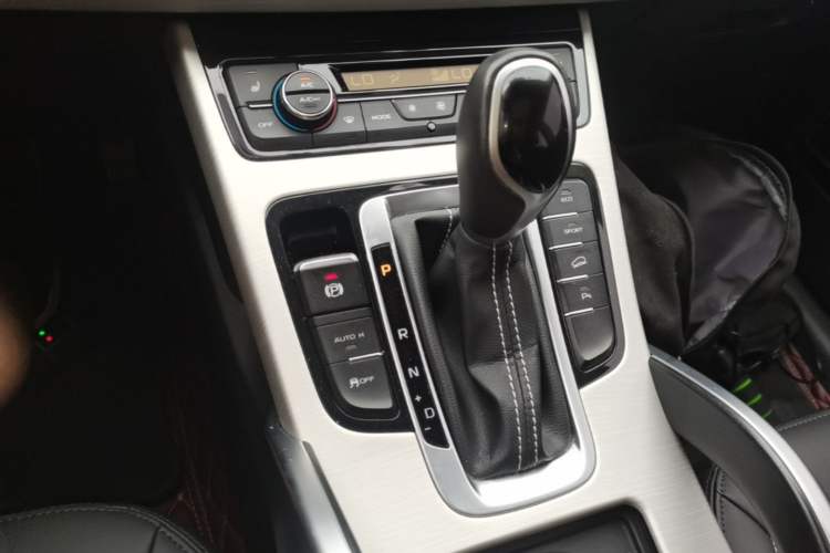 Used Geely Auto Emgrand X7 Sport 2018 1.8TD Automatic Two-Wheel Drive Smart Connect 4G Internet Edition Gear Lever