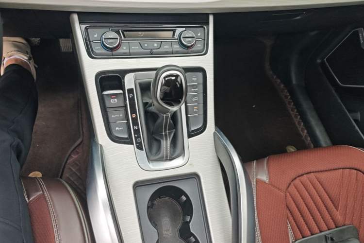 Used Geely Auto Emgrand X7 Sport 2018 1.8TD Automatic Two-Wheel Drive Smart Connect 4G Internet Edition Gear Lever