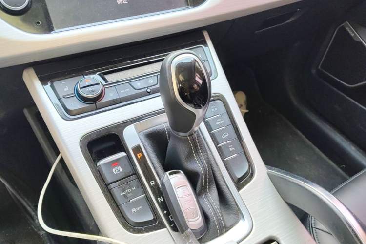 Used Geely Auto Emgrand X7 Sport 2018 1.8TD Automatic Two-Wheel Drive Smart Connect 4G Internet Edition Gear Lever