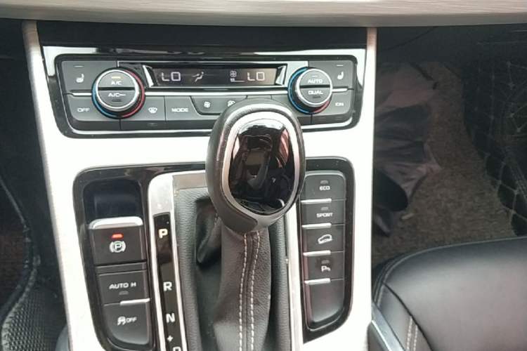 Used Geely Auto Emgrand X7 Sport 2018 1.8TD Automatic Two-Wheel Drive Smart Connect 4G Internet Edition Gear Lever