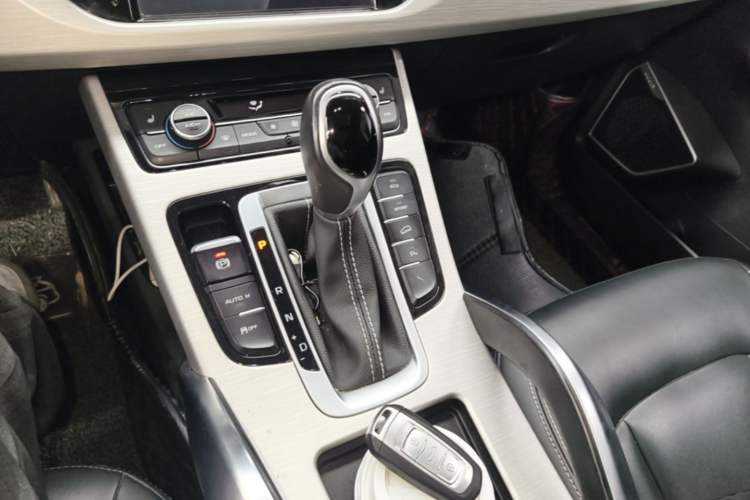 Used Geely Auto Emgrand X7 Sport 2018 1.8TD Automatic Two-Wheel Drive Smart Connect 4G Internet Edition Gear Lever