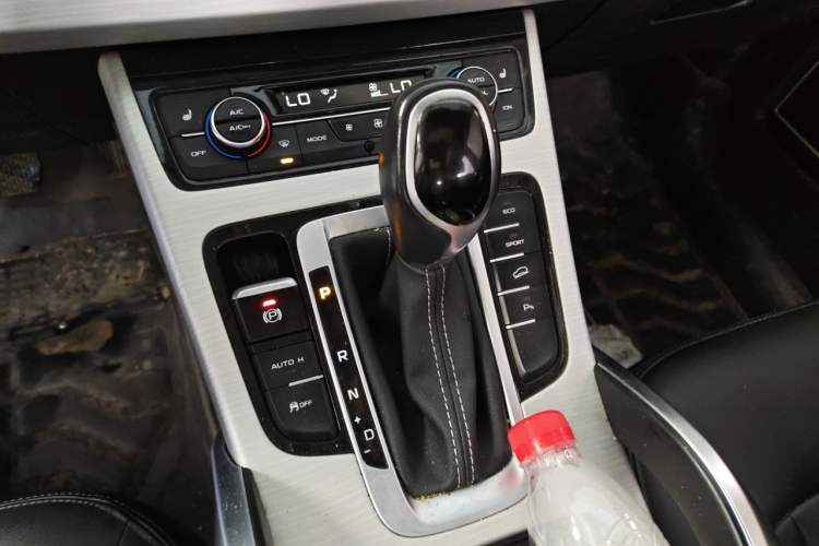 Used Geely Auto Emgrand X7 Sport 2018 1.8TD Automatic Two-Wheel Drive Smart Connect 4G Internet Edition Gear Lever