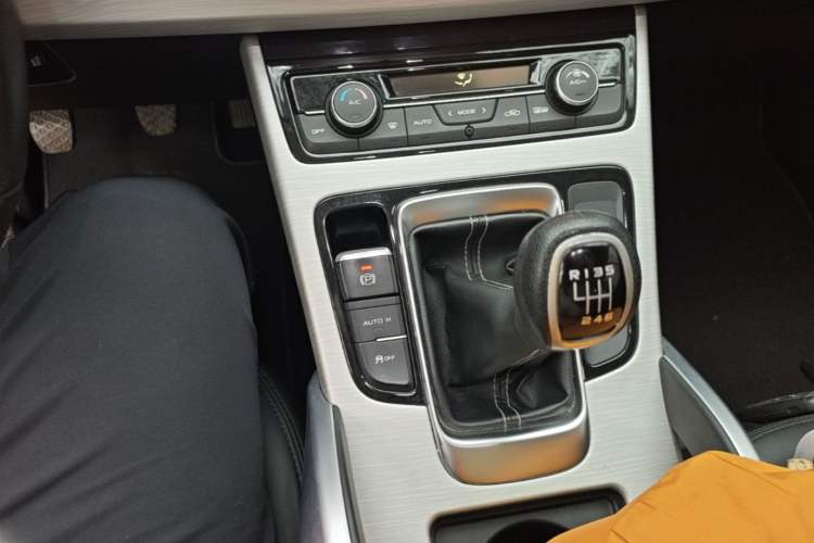 Used Geely Auto Emgrand X7 Sport 2018 2.0L Manual Two-Wheel Drive Zhiya Version Gear Lever