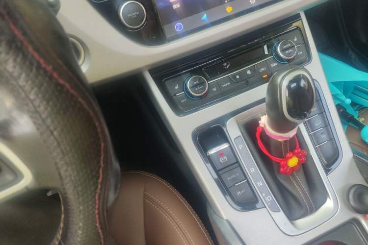 Used Geely Auto Emgrand X7 Sport 2018 Revised Version 1.8TD Automatic Two-Wheel Drive Smart 4G Connectivity Edition Gear Lever