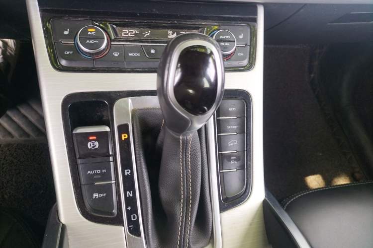 Used Geely Auto Emgrand X7 Sport 2018 Revised Version 1.8TD Automatic Two-Wheel Drive Smart Connectivity 4G-Enabled Edition Gear Lever