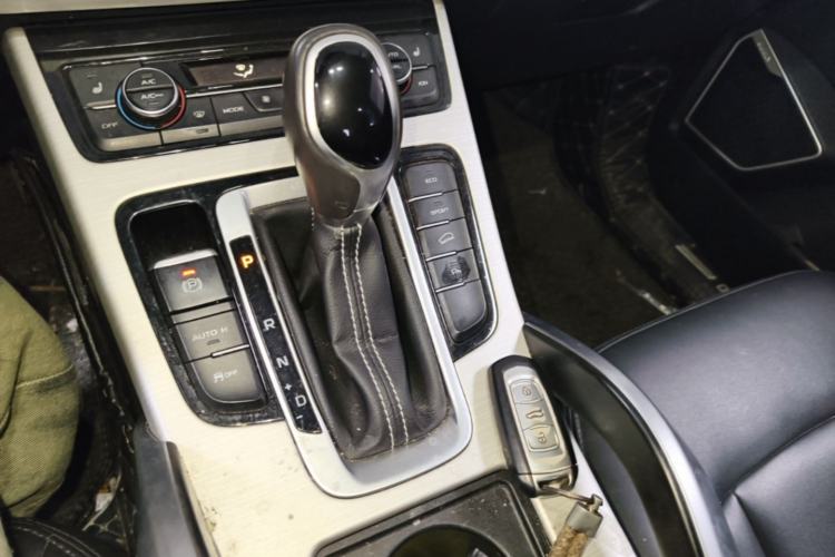 Used Geely Auto Emgrand X7 Sport 2018 1.8TD Automatic Two-Wheel Drive Smart Connect 4G Internet Edition Gear Lever