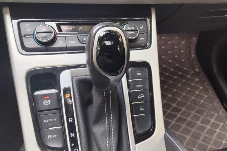 Used Geely Auto Emgrand X7 Sport 2018 Revised Version 1.8TD Automatic Two-Wheel Drive Smart Connectivity 4G-Enabled Edition Gear Lever