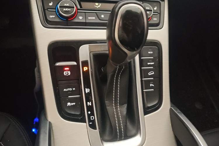 Used Geely Auto Emgrand X7 Sport 2018 1.8TD Automatic Two-Wheel Drive Smart Connect 4G Internet Edition Gear Lever