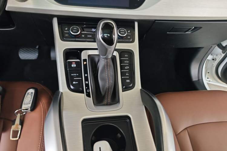 Used Geely Auto Emgrand X7 Sport 2018 1.8TD Automatic All-Wheel-Drive ZhiZun Model with 4G Connectivity Gear Lever