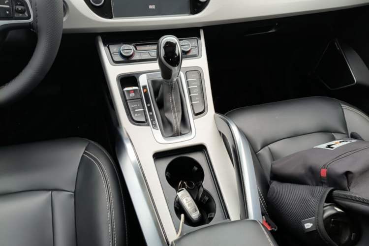 Used Geely Auto Emgrand X7 Sport 2018 1.8TD Automatic Two-Wheel Drive Smart Connect 4G Internet Edition Gear Lever