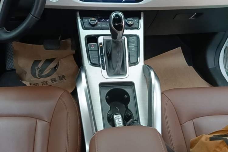 Used Geely Auto Emgrand X7 Sport 2018 1.8TD Automatic Two-Wheel Drive ZhiZun Model with 4G Connectivity Gear Lever