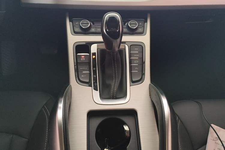 Used Geely Auto Emgrand X7 Sport 2018 1.8TD Automatic Two-Wheel Drive Smart Connect 4G Internet Edition Gear Lever